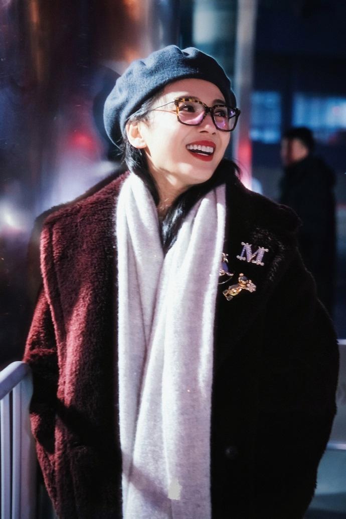 最近刘涛现身北京，她这回搭配的很有高级感，看上去格外的显年轻。她里面穿深色打