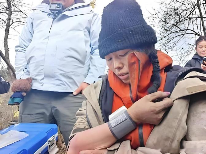 在张家界七星山搞的这场“野性大挑战”里，那些选手为了活下去，那真是啥都敢往嘴里塞