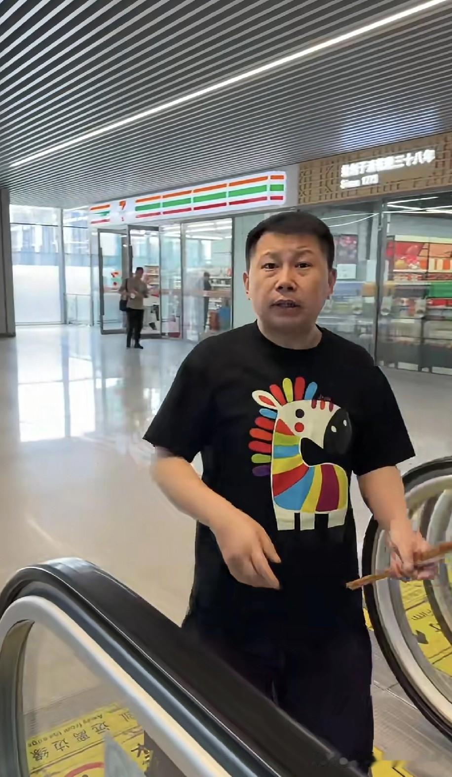 郭德纲原带艺投师弟子何云伟旅游被嘲小短腿，反问身高竟扯上前恩师郭德纲：他也就登凳