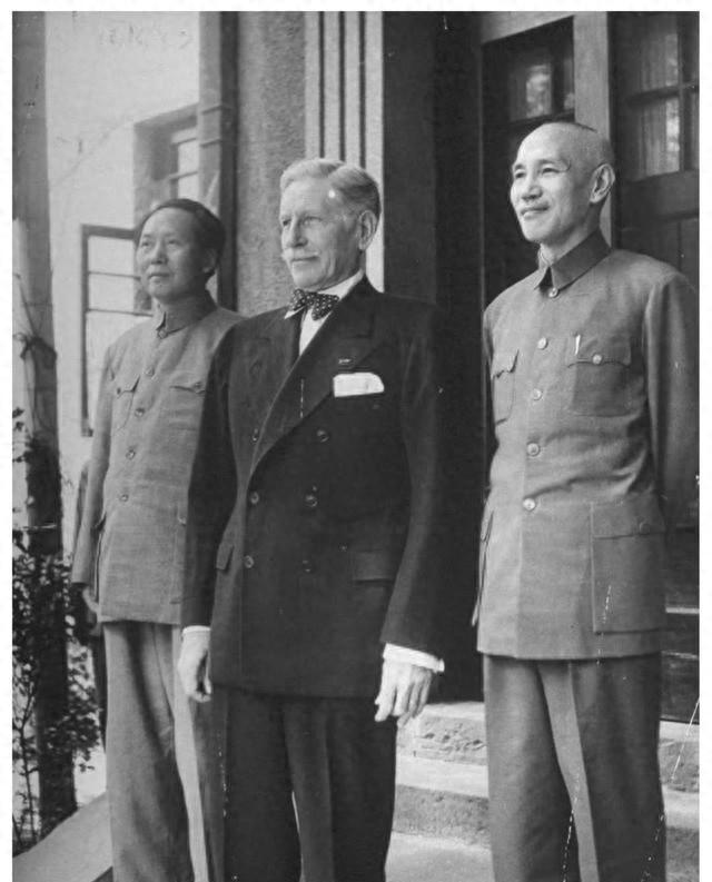 1945年，重庆谈判结束后，蒋介石送走了毛主席，众人问起原因，他大言不惭地表示：