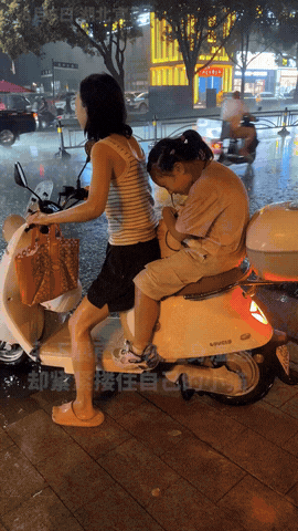 “太暖心了！”8月6日，湖北宜昌夜间某街头，一女子骑着电动车和女儿一起出行，不料