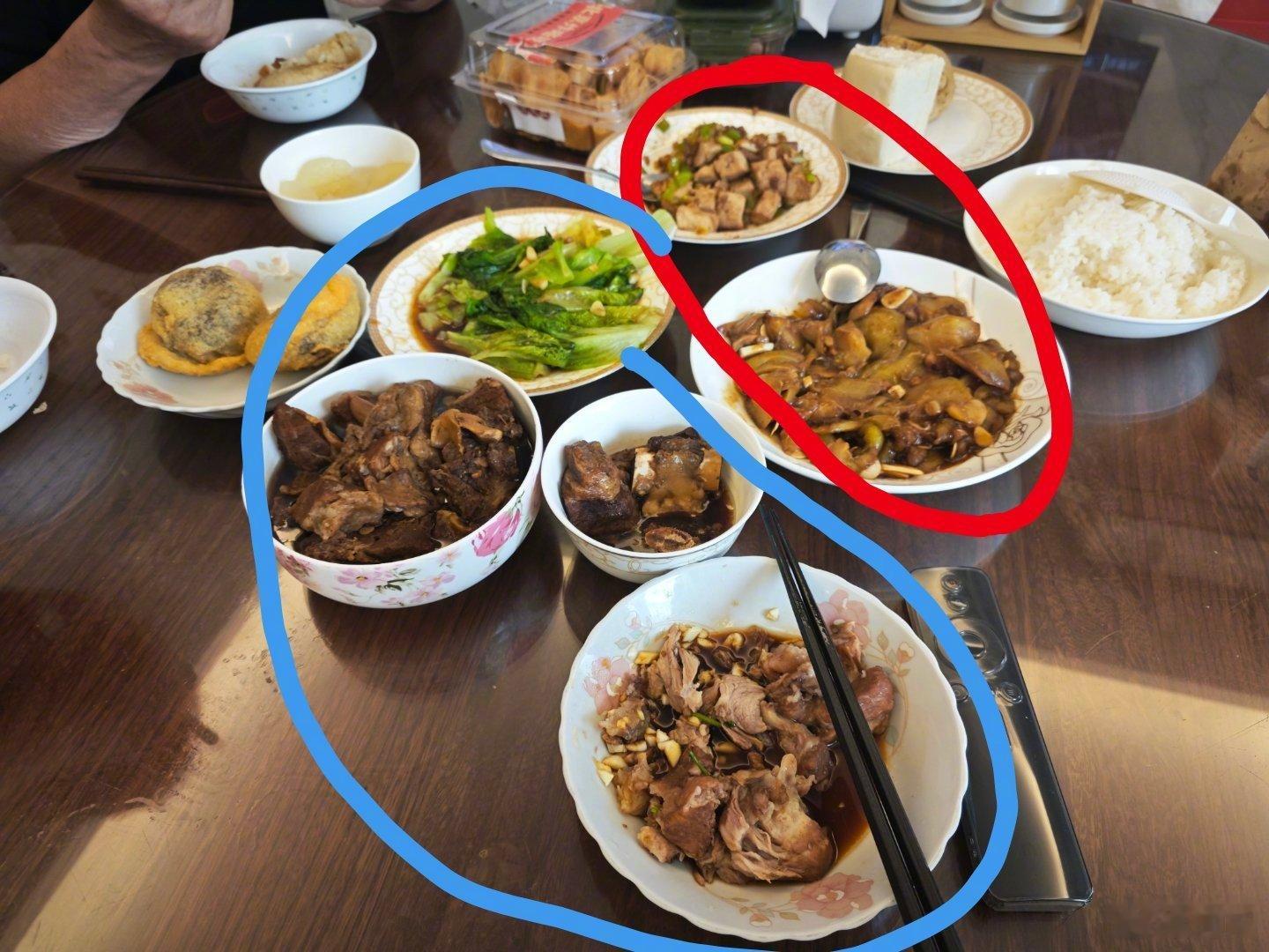 中午定了不回家吃饭，但后面要连续出差中午就回来收拾行李再蹭口饭...红色是父母原