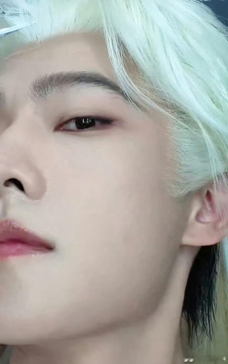 杨洋说忍不住偷拍给你们看杨洋这颜值根本不需要修图吧？随便截一帧都能当壁纸。这波“