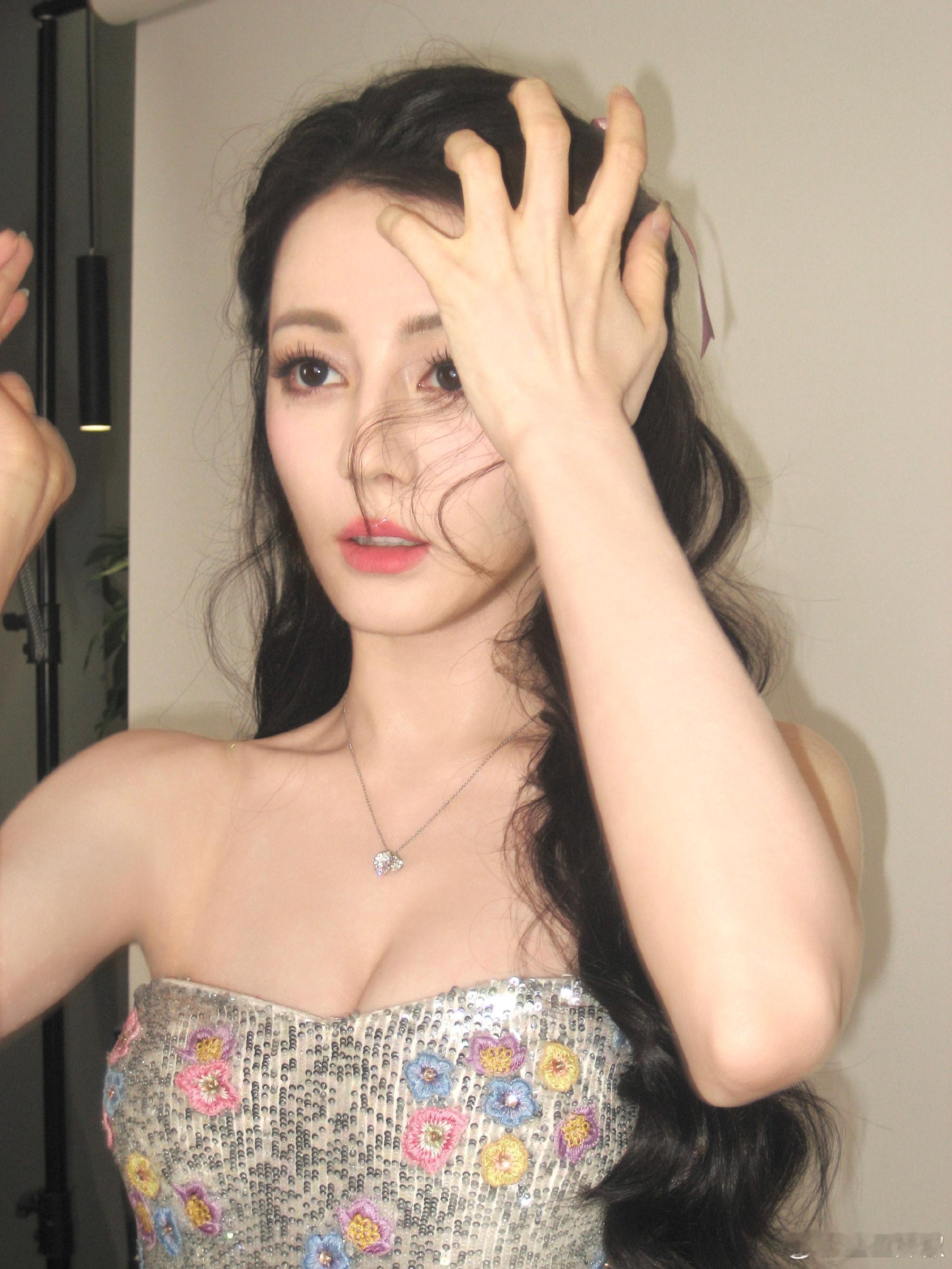 李登科谈迪丽热巴没有让受害者陷入自证怪圈的义务，支持演员迪丽热巴🍒
