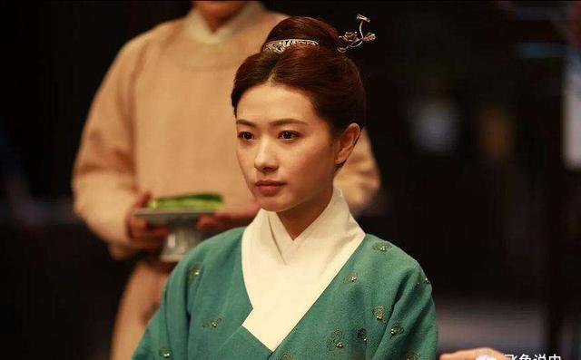 1561年，戚继光在外偷偷纳了小妾，并生了5个儿子，妻子王氏得知后，抄起一把长刀