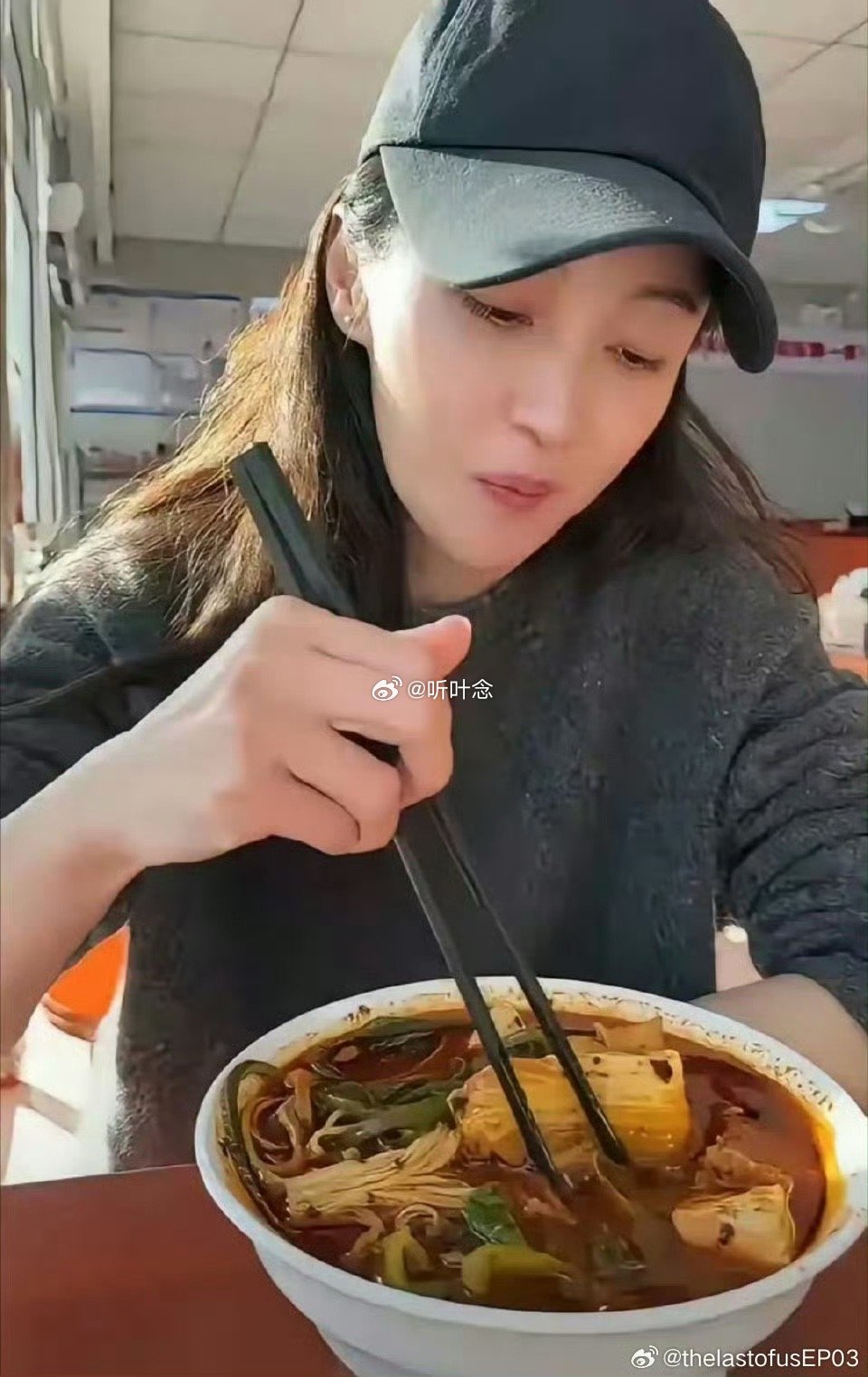 42岁的姚笛穿着3年前的起球毛衣，吃着15元的麻辣烫