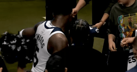 爱德华兹连吃两T被驱逐! Skip: 福斯特绝不会推翻自己的判罚