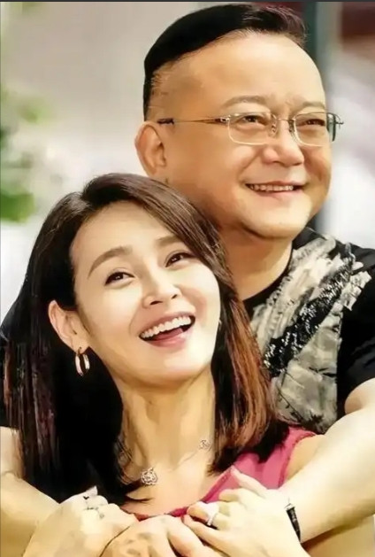 1996年10月，48岁的王刚娶了36岁的成方圆，有一次，王刚醉酒后对成方圆说：