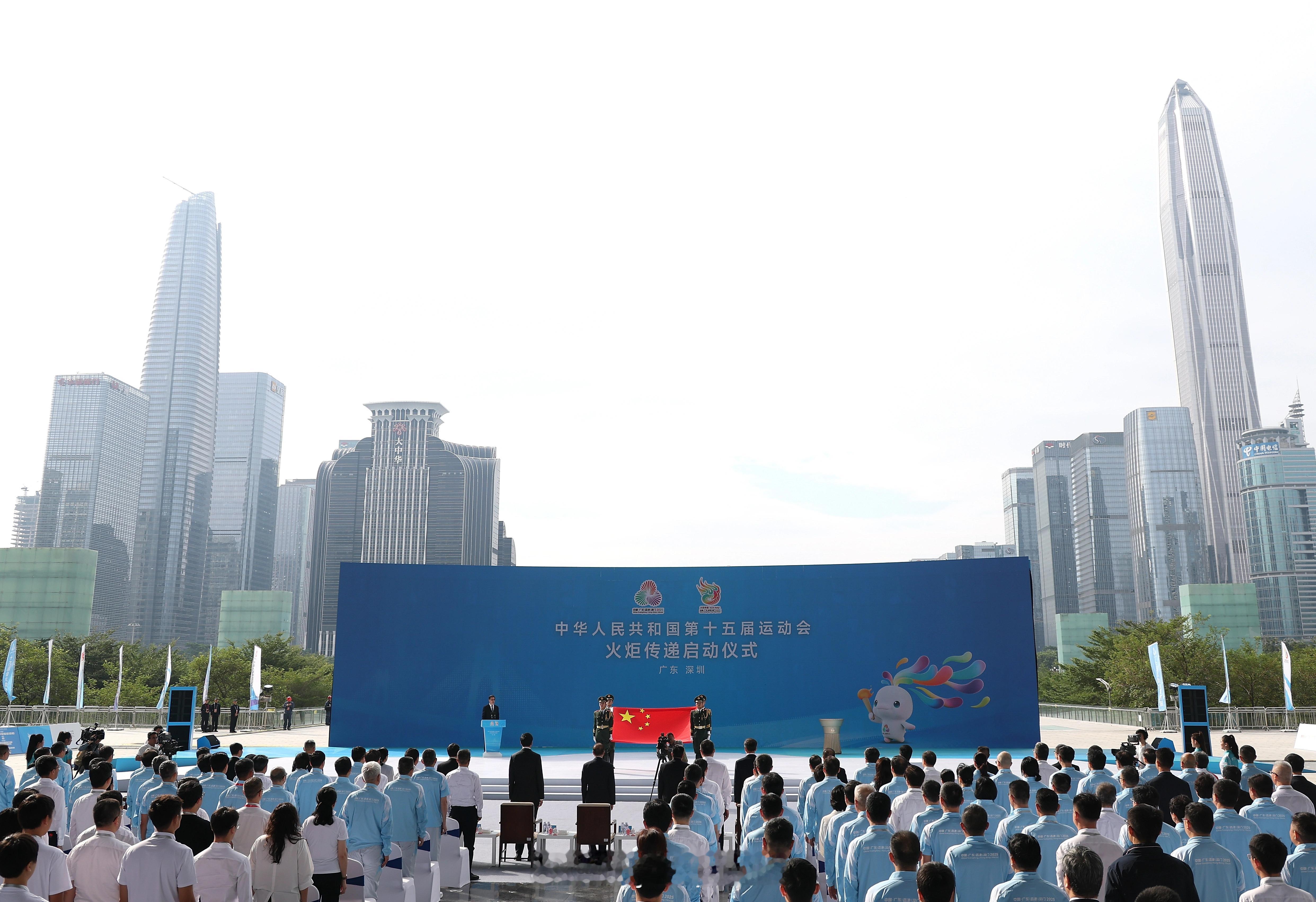 第15届全运会火炬传递机器人当上火炬手了11月2日上午，2025年第十五届全运会