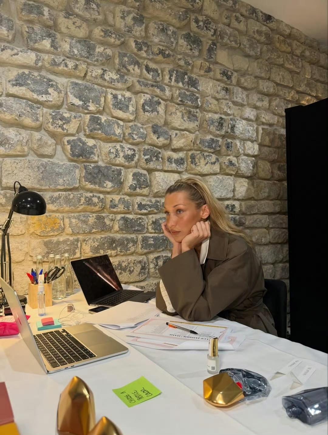 今天来聊一聊最近事业巅峰的超模贝拉·哈迪德连着官宣超多奢牌代言，商业价值可谓