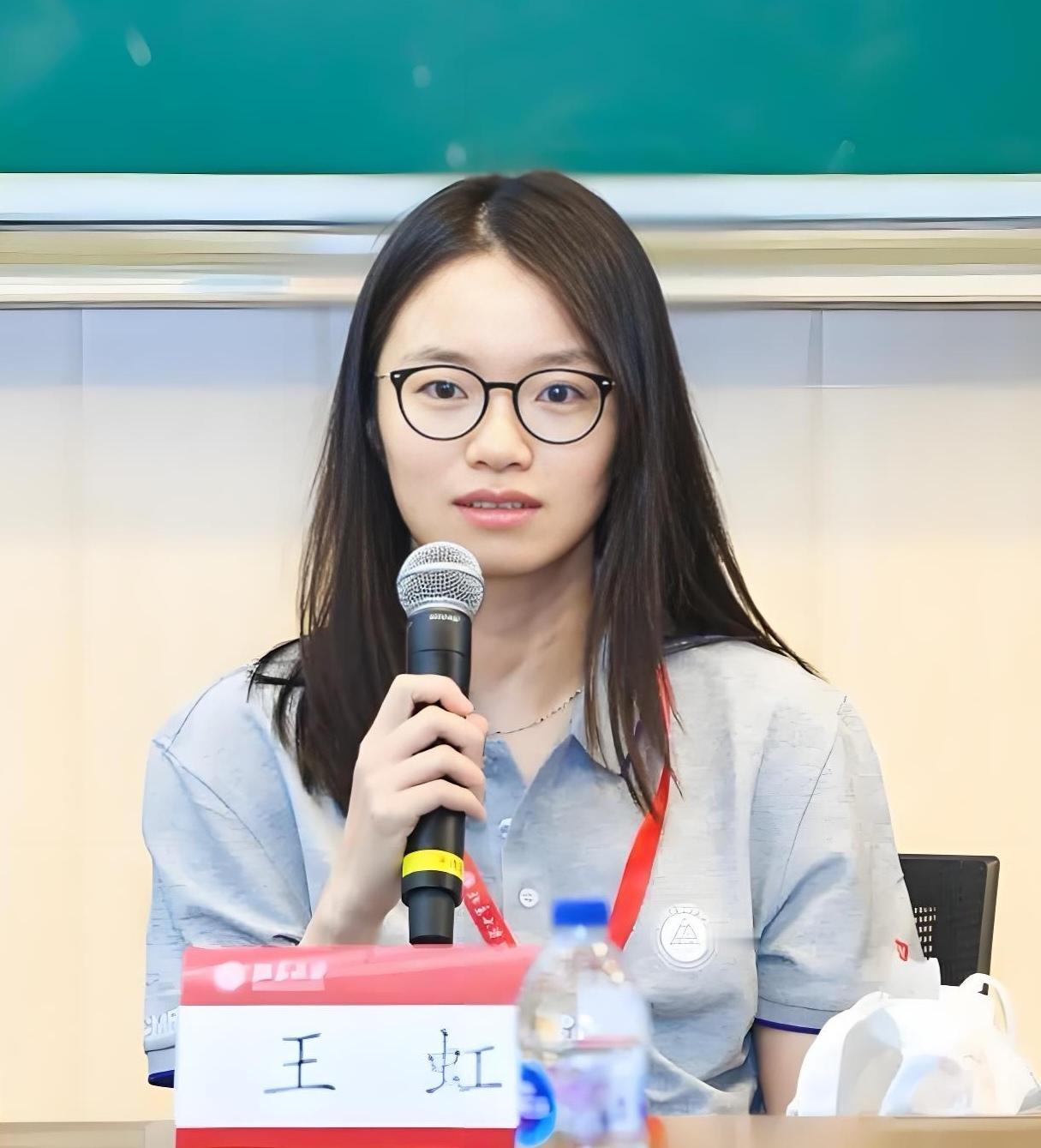 历届华人菲尔兹奖得主：1、丘成桐，1949年出生于中国广东汕头，本科毕业于香