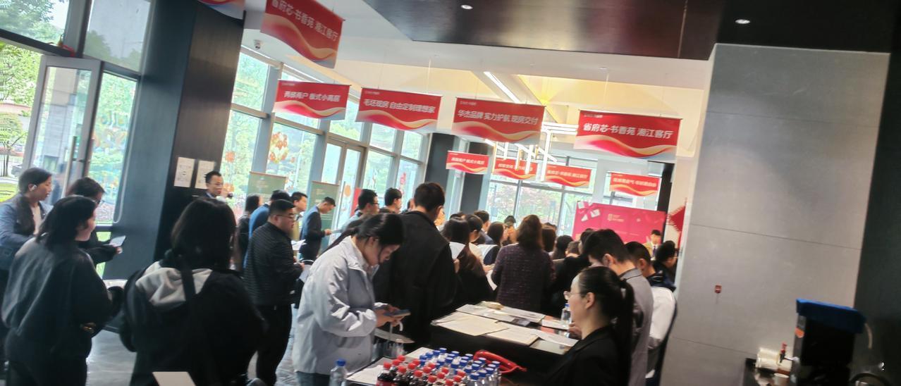 楼市回暖，华杰书香苑认购人气火热省府板块C位，省府南1.5公里，天心区政府2公