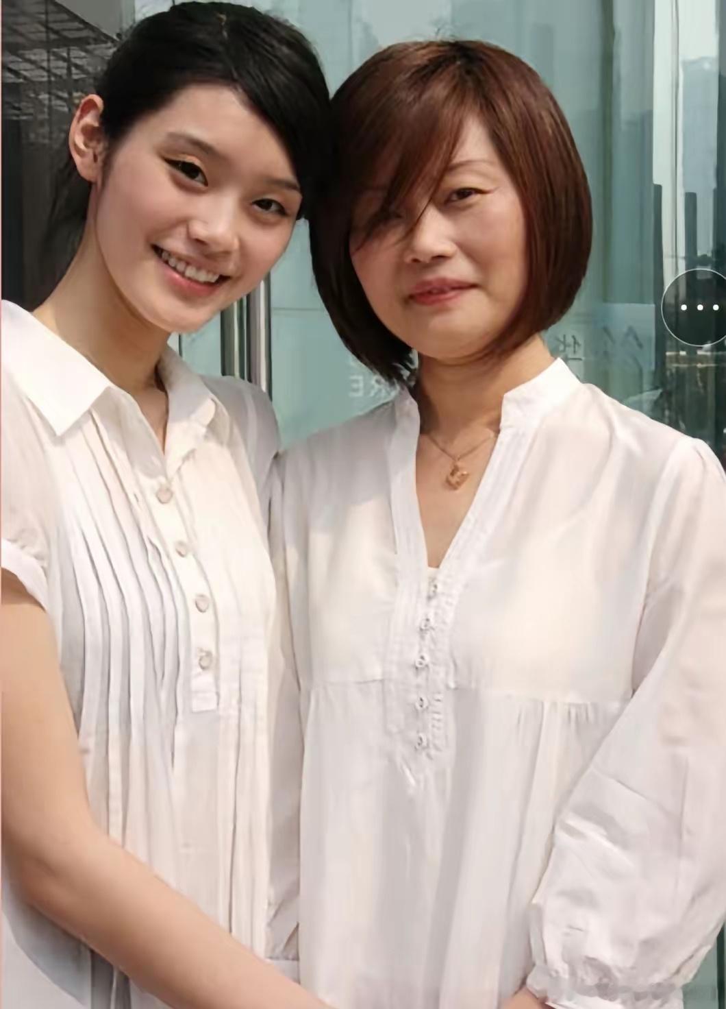 这是奚梦瑶母亲带着19岁读大二的奚梦瑶去参加选秀节目时拍下的一张温馨合照，母女俩