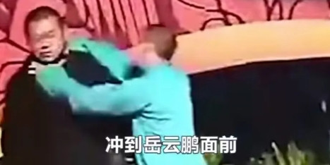 一次，德云社到河南演出，自我介绍时，岳云鹏被台上的曹云金掐着脖子扭打，边打边骂：