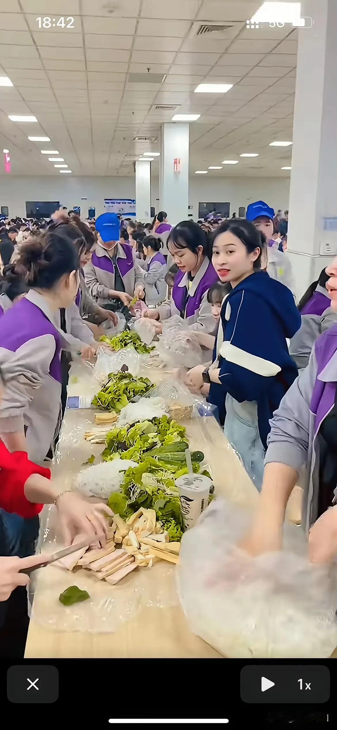 越南中资工厂立讯精密，厂里共有几万名工人，很多二十多岁的越南打工妹打工仔在这里上