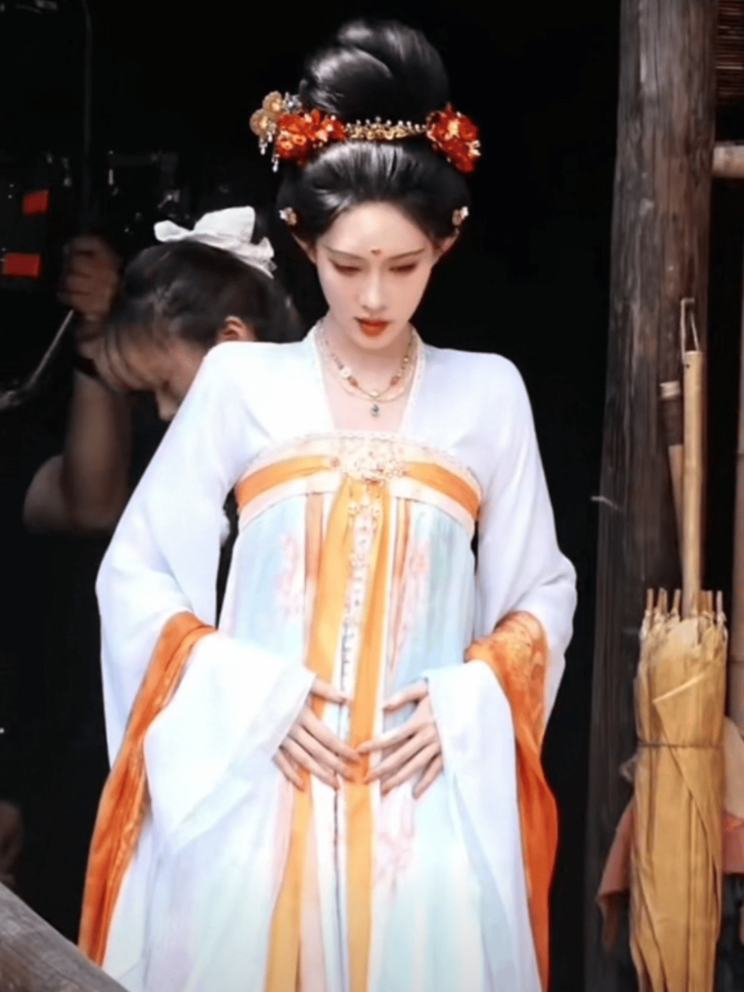 古装想有韵味，还得是溜肩[doge]直角肩太生硬，丢了古典柔美感，不搭调[捂脸哭]​