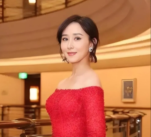 胡静说，刚进朱家时，吃完饭，我放下碗要离开，婆婆说：你把你的碗洗了！我心里很生气