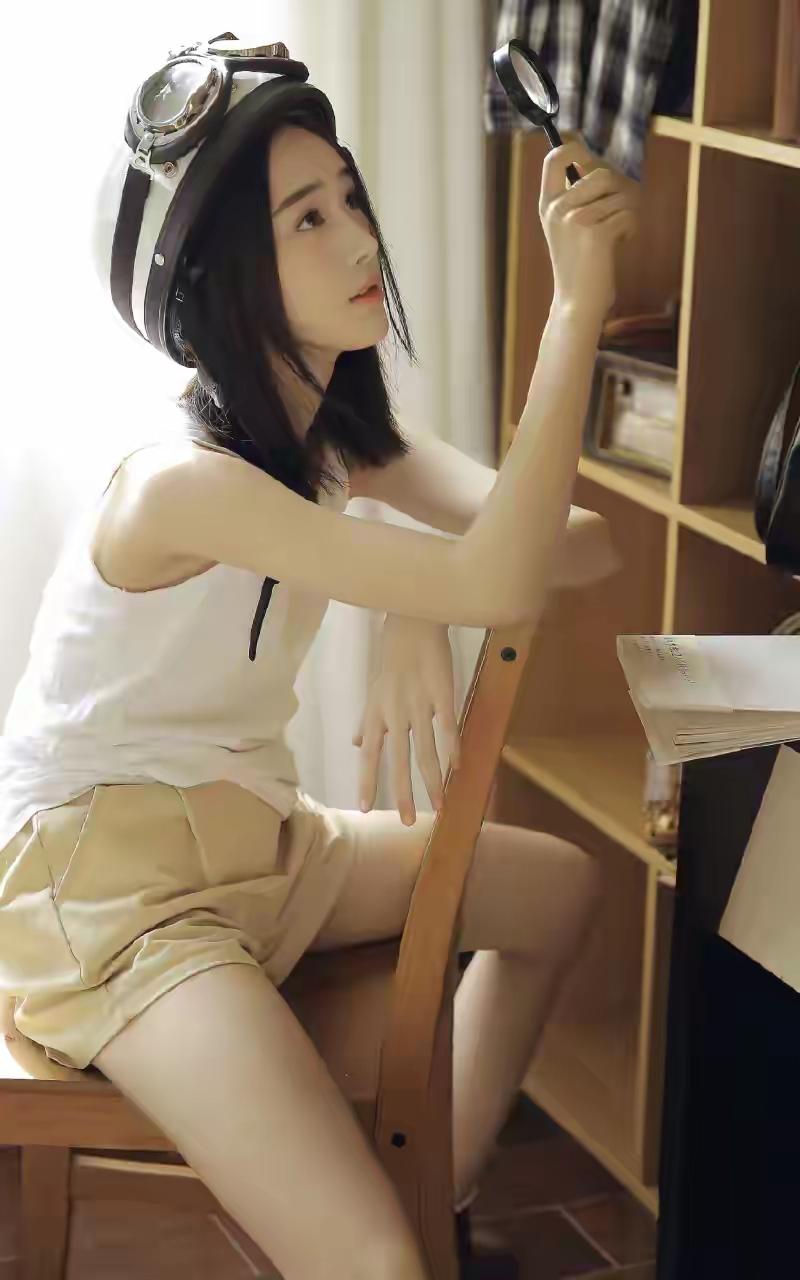 复古风少女，头戴飞行员帽，手拿放大镜，探索未知的乐趣。美少女美景分享复古眼镜少
