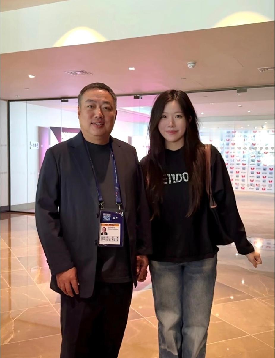 刷到刘国梁和粉丝的合照，突然有点破防了！刷到这张伦敦世乒赛现场的合照，一下