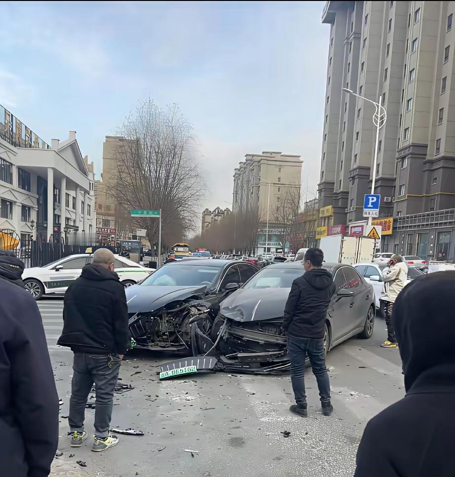 两辆红旗牌新能源汽车相撞，不是正面撞的，而是侧面撞的，但是两辆车的前脸全都掉了，