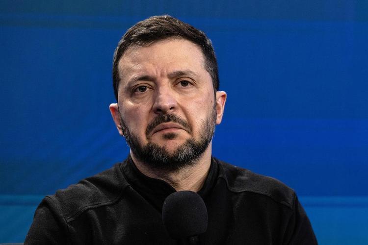 一般情况下，泽连斯基不会主动辞职，站在权力顶峰的人，没有外力胁迫，通常是不愿主动