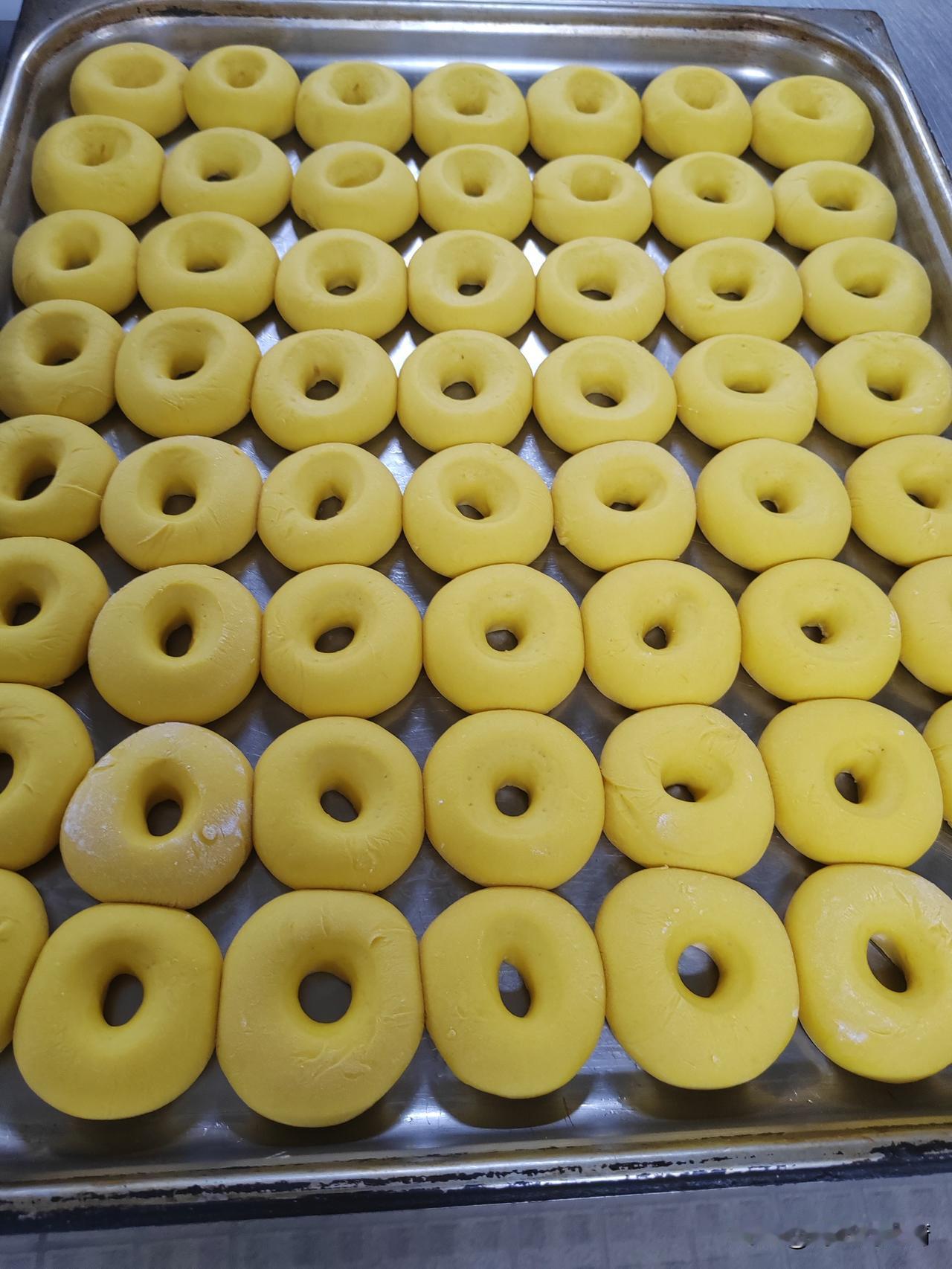 我对自己今天做的茶点，都感到十分的满意，金灿灿的，看上去很有食欲。说实话，今