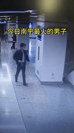 隔着屏幕都能闻到臭味了！近日，南宁地铁总部基地，一男子在地铁里面的一个角落里
