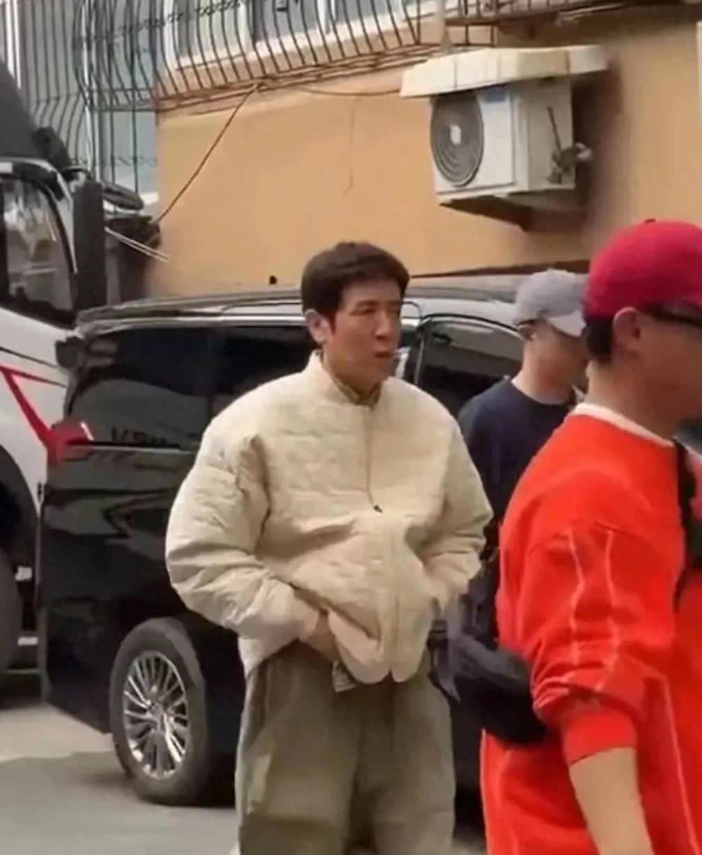 54岁的于和伟现身沈阳，骑三轮送煤气罐，整个人看起来很消瘦