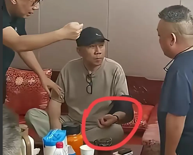 杨少华告别式又出幺蛾子，老汪豹哥来闹场，杨议葬礼盘核桃惹争议原本好好的