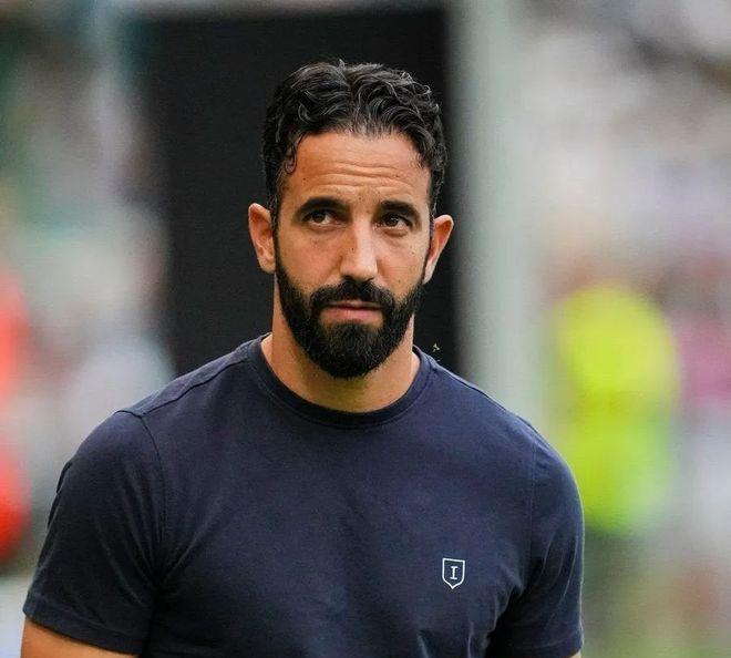 是个人物！看到阿莫林在曼联取得的这两个成绩后，曼联小老板居然还坚持不换帅，真的是