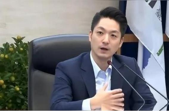 台北市市长、蒋介石的曾孙蒋万安直接把话说死了！他曾当着媒体的面斩钉截铁地说，自己