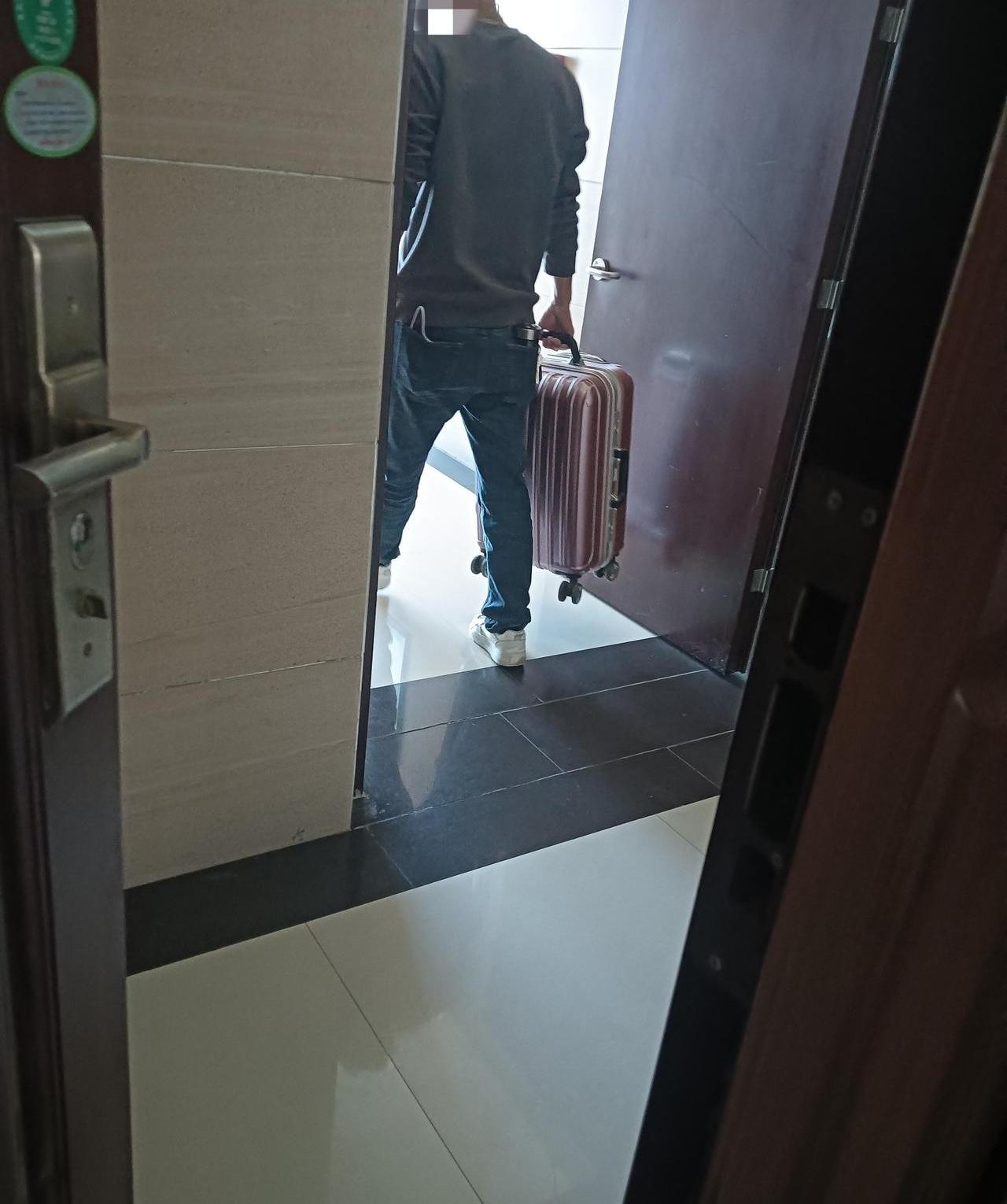 你们见过出门连招呼都不打的家人吗？我家这位今天中午拎着我的行李箱，一句话没留就走