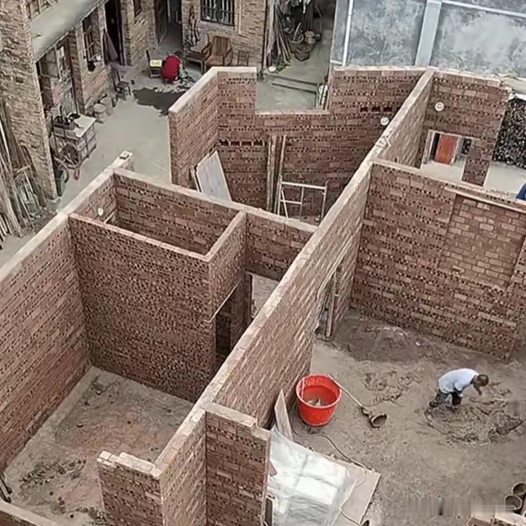 有点吃惊，现在还有这样建房子的。以前农村的房子大多是这样起，一块砖的墙体。但是随