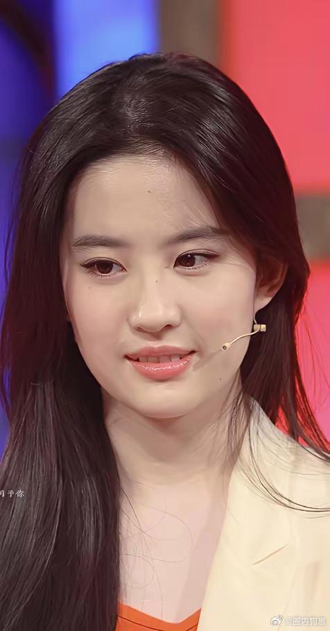 刘亦菲美得宛若仙女下凡，气质出众，令人心动不已。