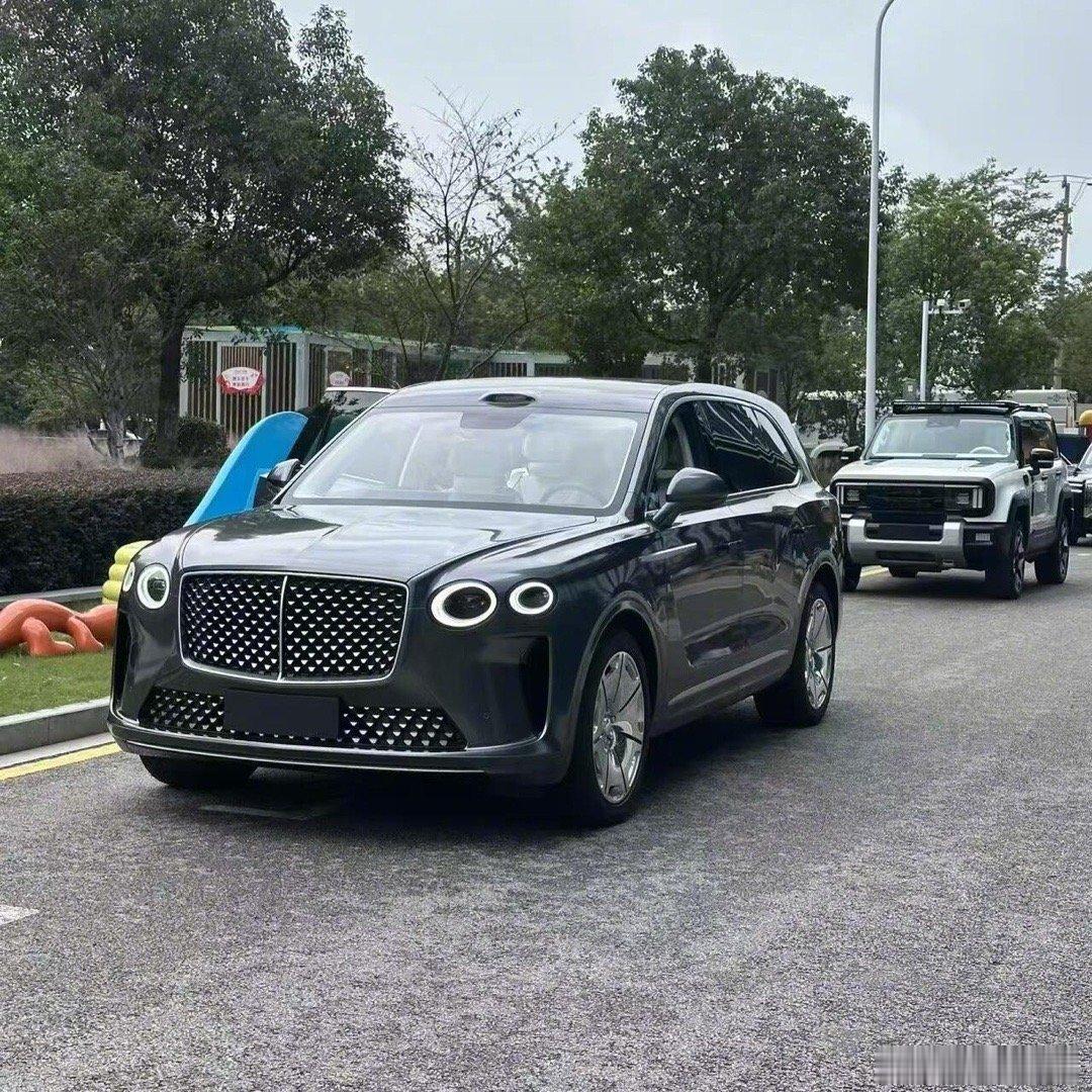 汽车哪个牌子的新车？外观直接照搬宾利添越，开始以为老头乐，细看车顶带