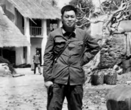 1988年11月14日清晨，云南蒙自，成都军区守备第二师师部会议室。师长李德