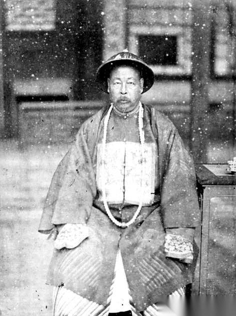 1885年9月，74岁的左宗棠在福州咽了气。消息传回京城，慈禧拨弄着指甲套，心里