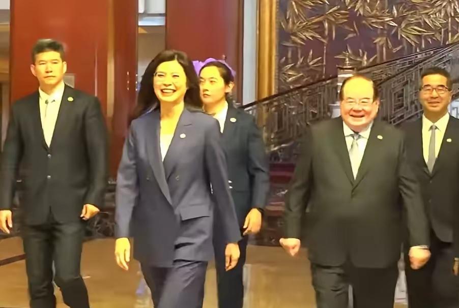 国产宇通国宾车替代了进口考斯特礼宾车4月10日，郑丽文现身北京人民大会堂，成