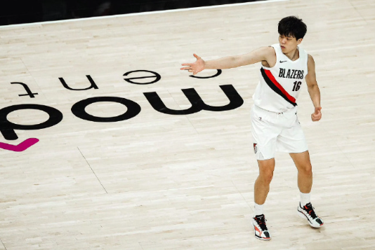 随着开拓者总比分1-4不敌马刺出局，杨瀚森的第一个NBA赛季也正式结束了。常