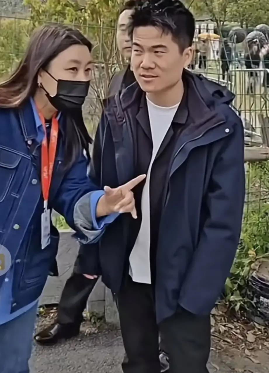 宇辉是真听成林的话！看到这一幕咋有点搞笑呢！彪哥像个没有主见的小朋友，