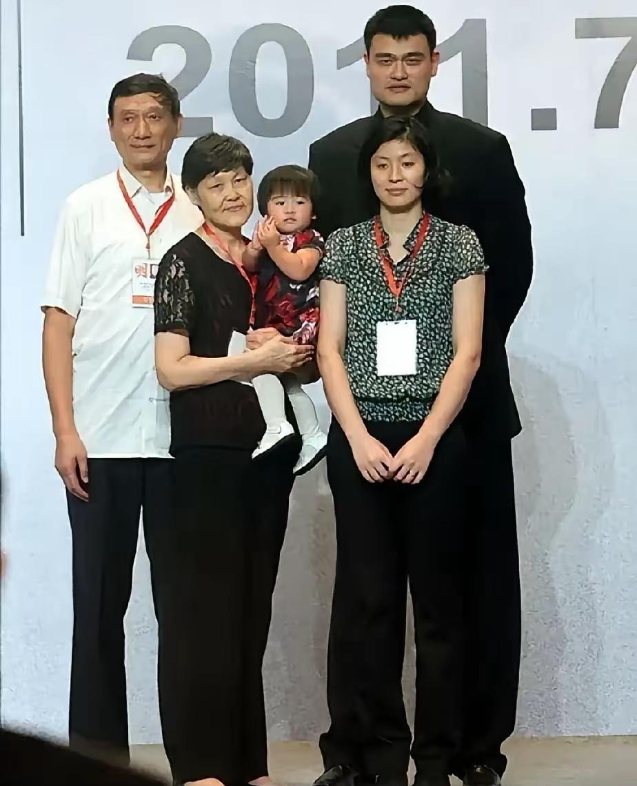 姚明这全家福，暖得能把心化了！看这张老照片，姚明一家站在一块儿，老人慈祥、