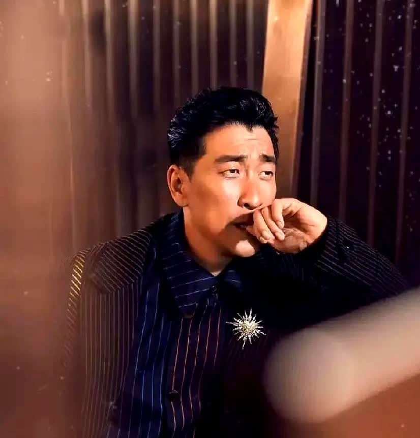朱媛媛说：上大学那会儿，她喜欢的第一个男生不是辛柏青，而是她们班里的王千