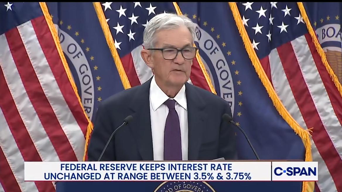 美联储按兵不动！将基准利率目标区间维持在3.5%~3.75%不变。消息一出，