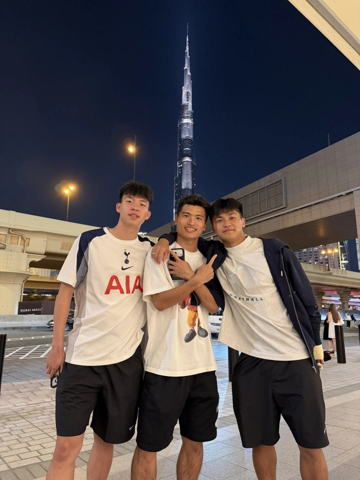 穿着热刺球衣! 王钰栋与U22国足队友鲍盛鑫、蒯纪闻合影