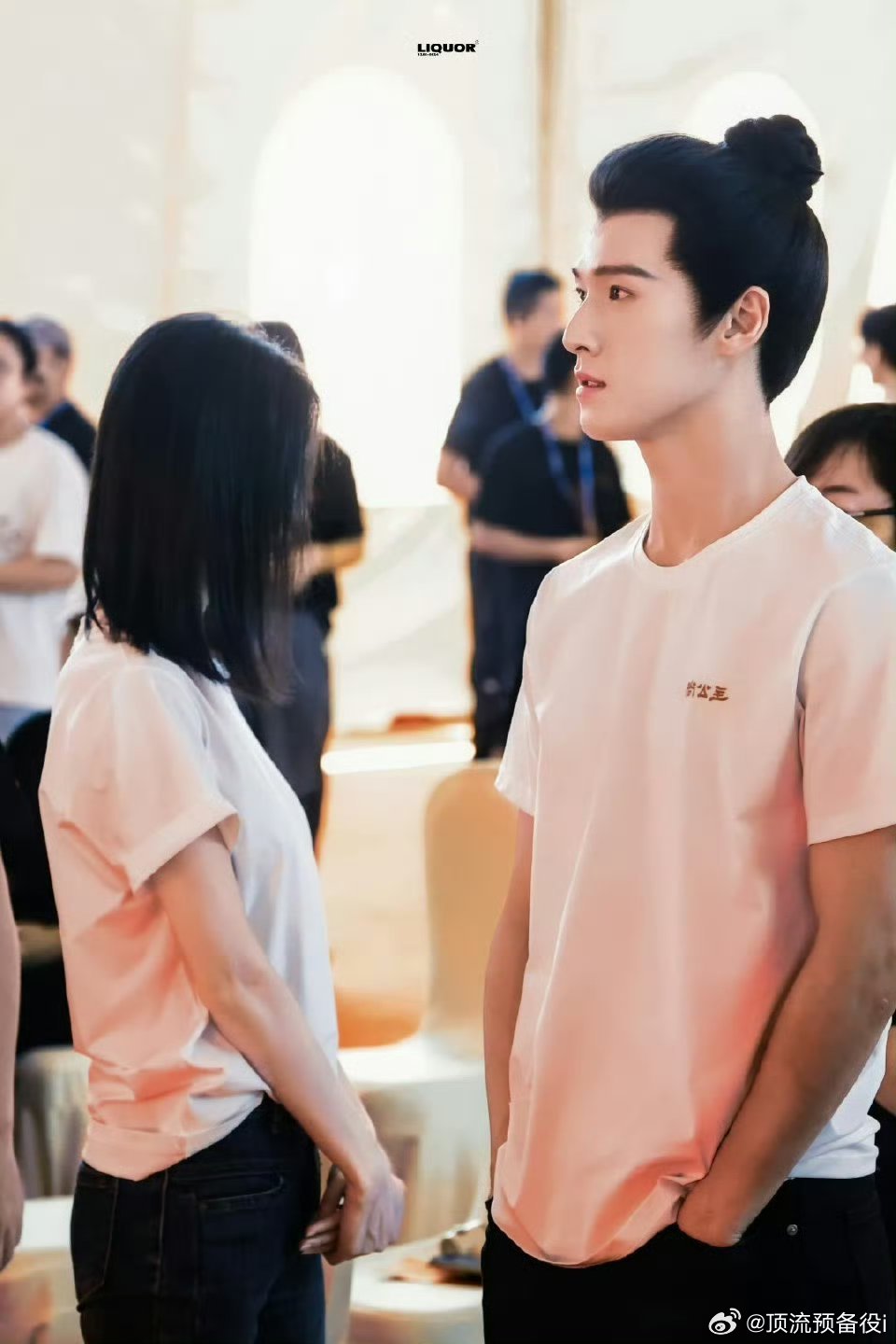 李昀锐看到孟子义被香灰烫到下意识想触碰又收回的手​​​