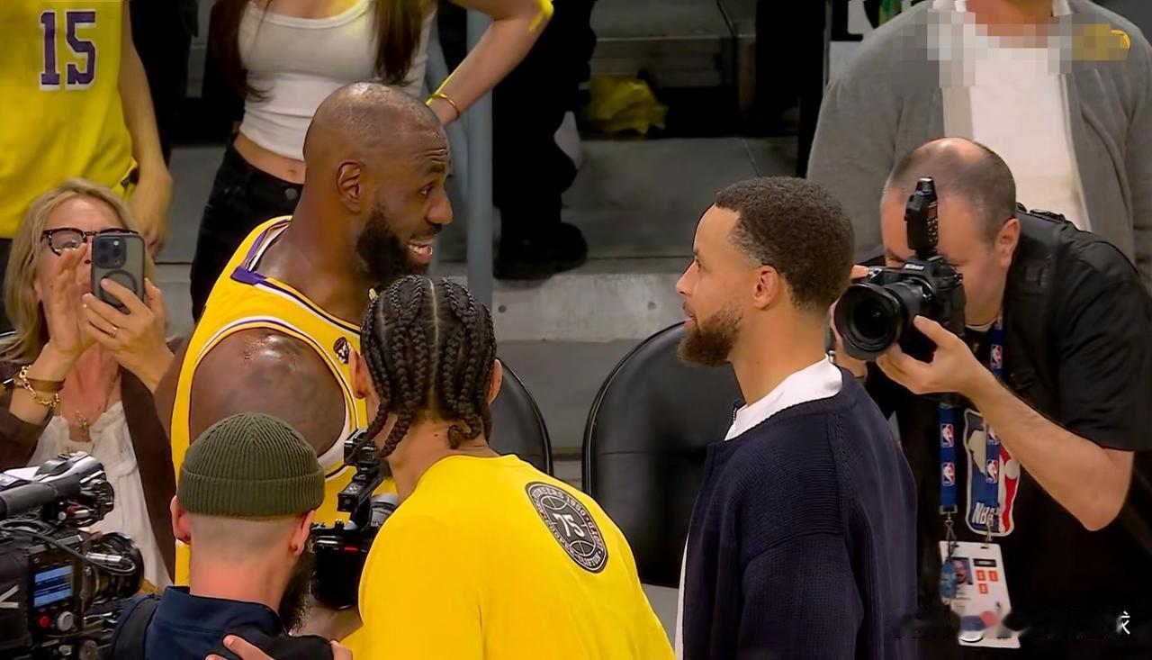 在今天湖人主场以105：99力克勇士的赛后，发生了特别感人的一幕。当比赛结束以后