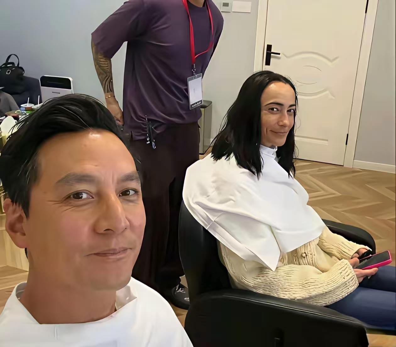 吴彦祖的老婆和他越来越像了，甚至看起来比他更加爷们。当年吴彦祖和她老婆结婚的