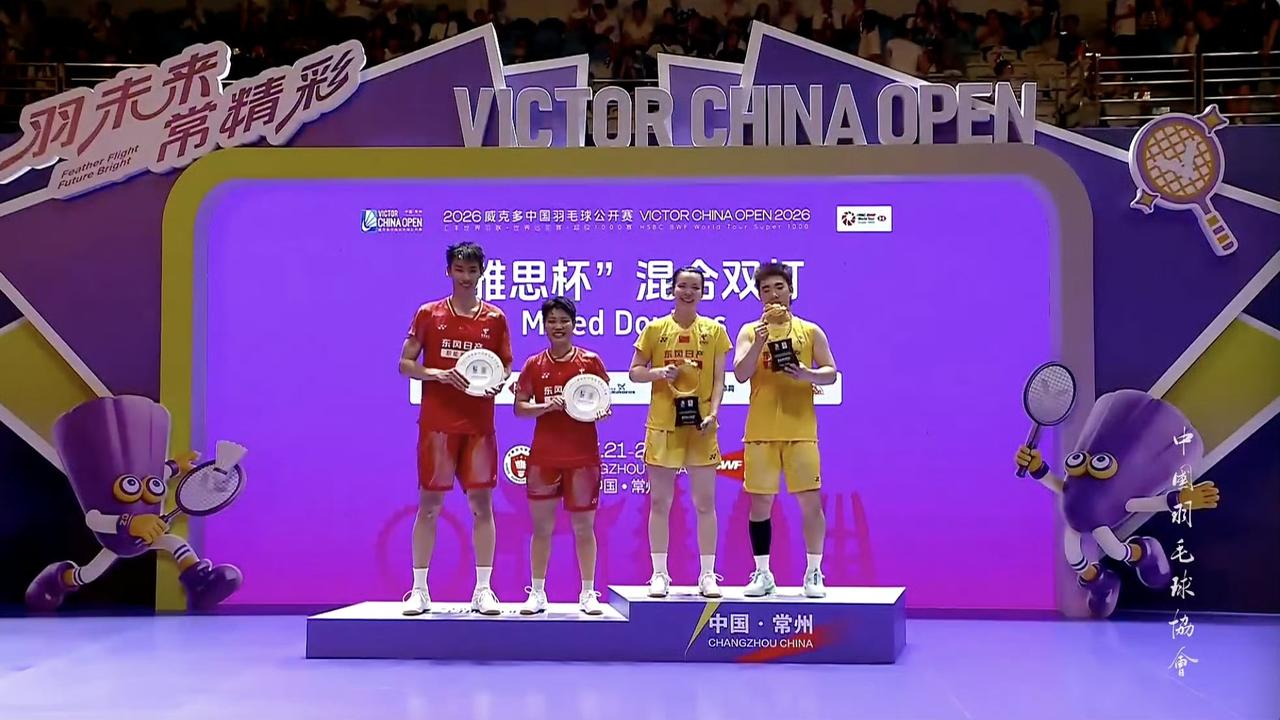 羽毛球超级1000中国公开赛冠亚军!男单🏆周天成、🥈大波波夫女单🏆