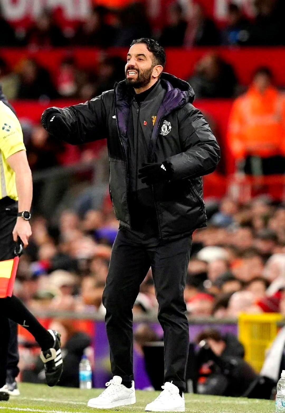 曼联的进攻，一下子就活了。之前人人都喷阿莫林固执，死磕三后卫，现在他终于开窍