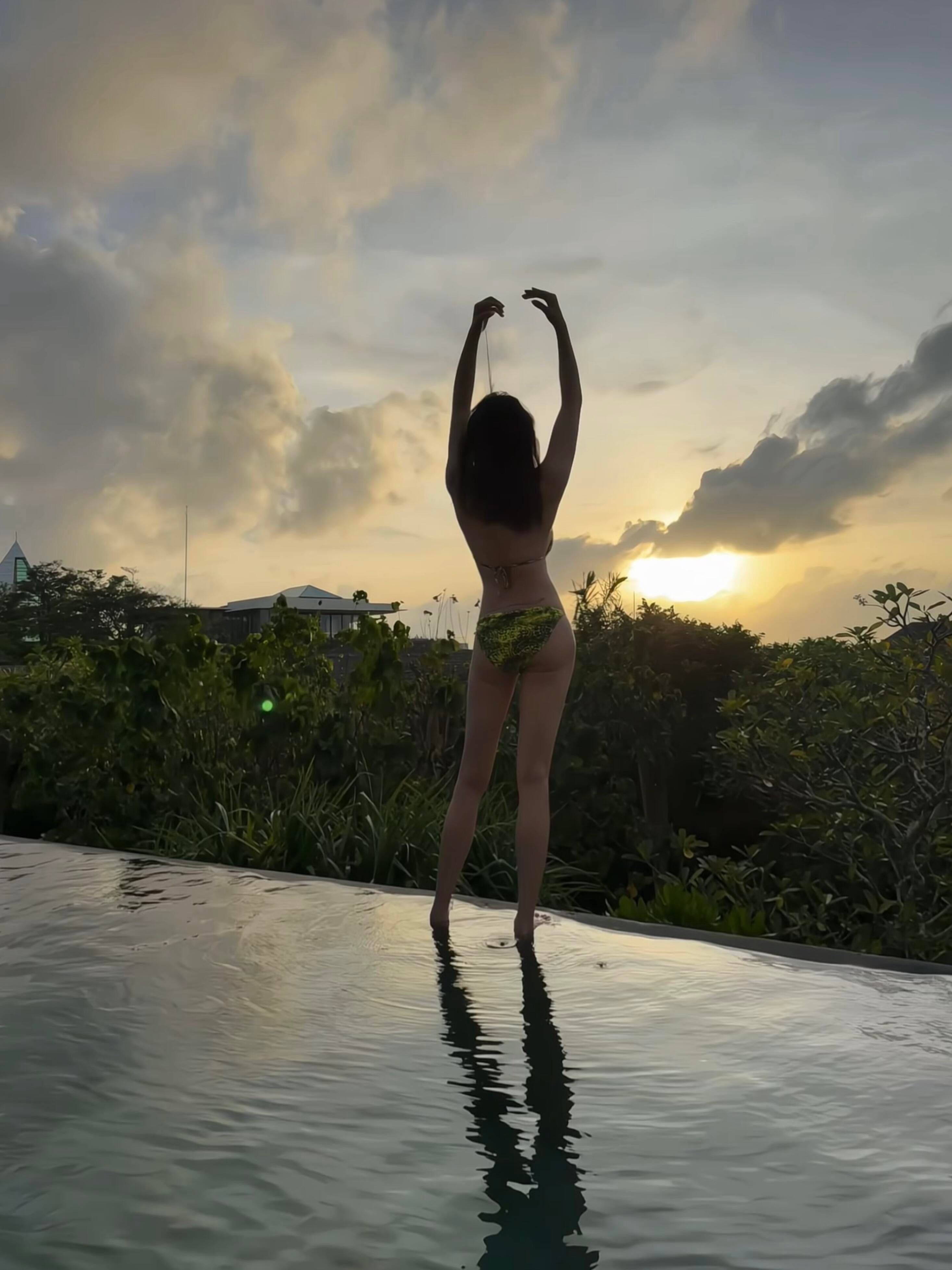 菅纫姿晒比基尼照阳光、沙滩、海风，菅纫姿巴厘岛度假照也太有氛围感了吧！绿色比基尼